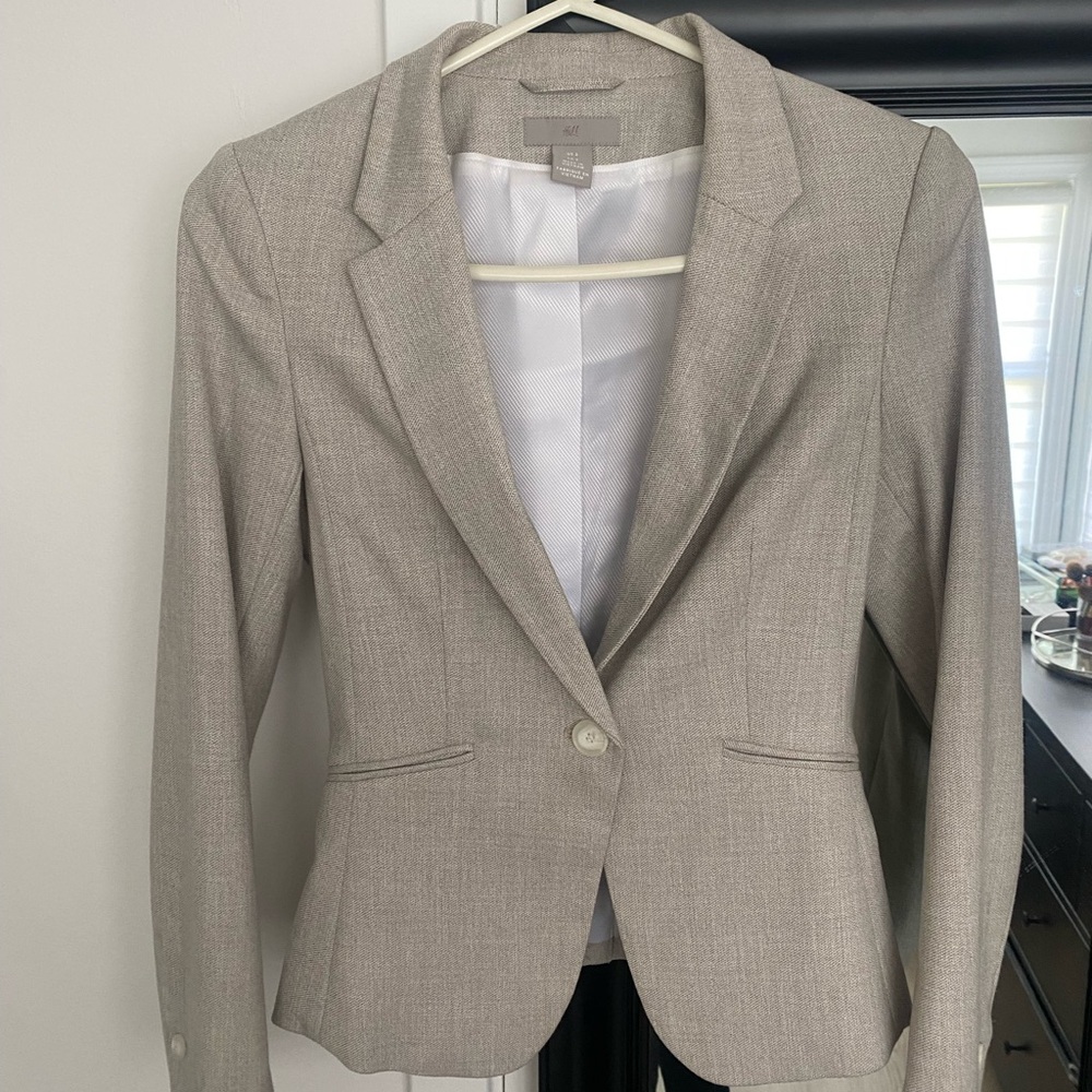 Zara Women's Gray 2 piece Suit (blazer and pants)
